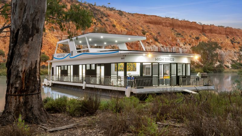 Murray River Trails - High River houseboat with cliffs
