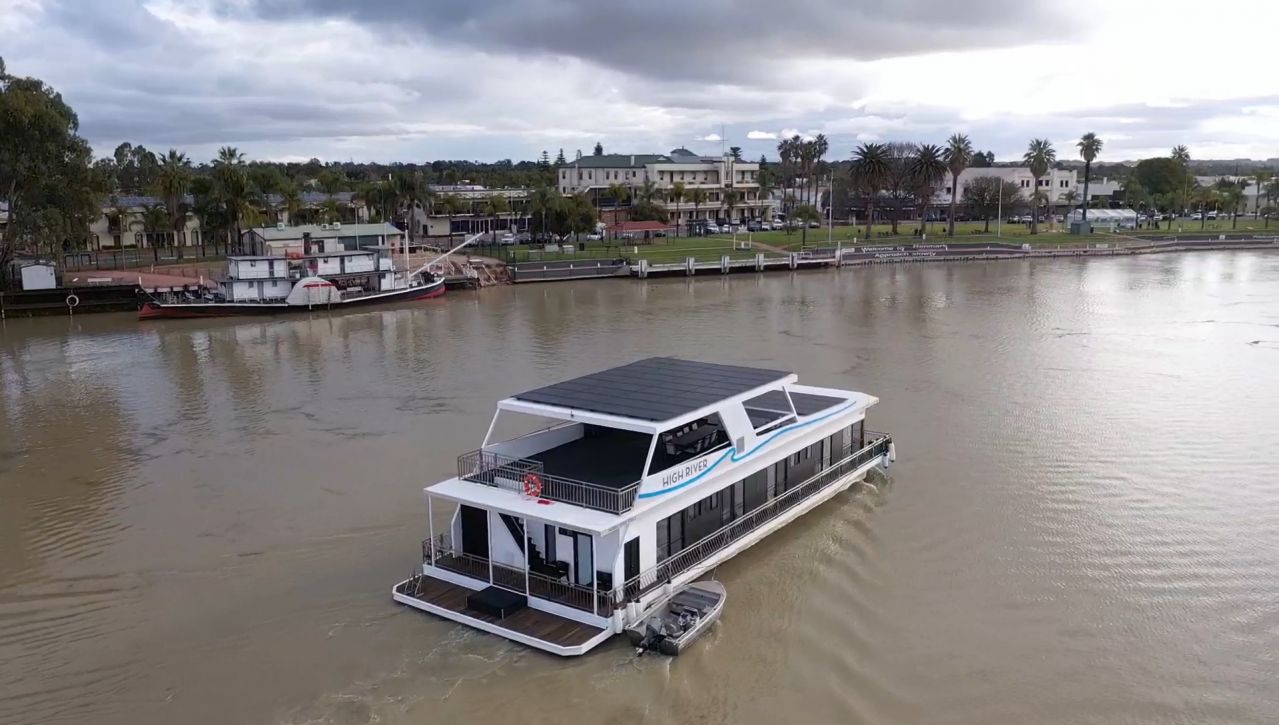 Murray River Trails - High River houseboat at marina