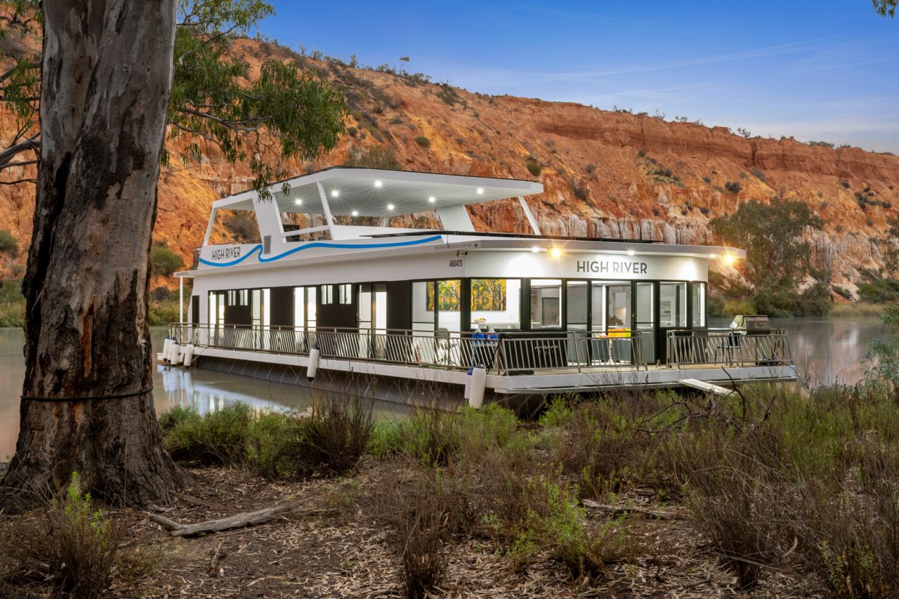 Murray River Trails - High River houseboat with cliffs